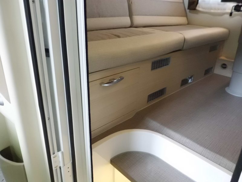 メインバッテリーの位置