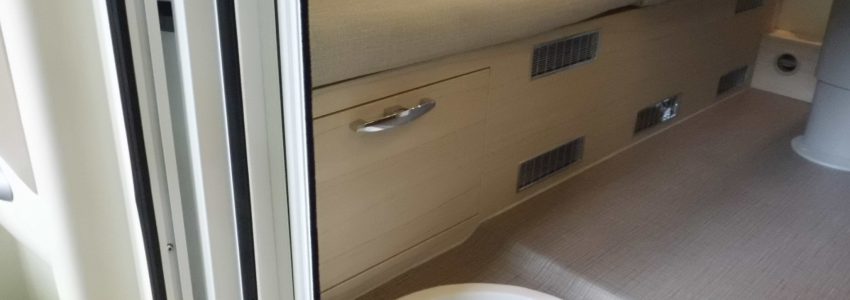 メインバッテリーの位置